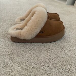 NWOT UGGS women’s platform slippers!